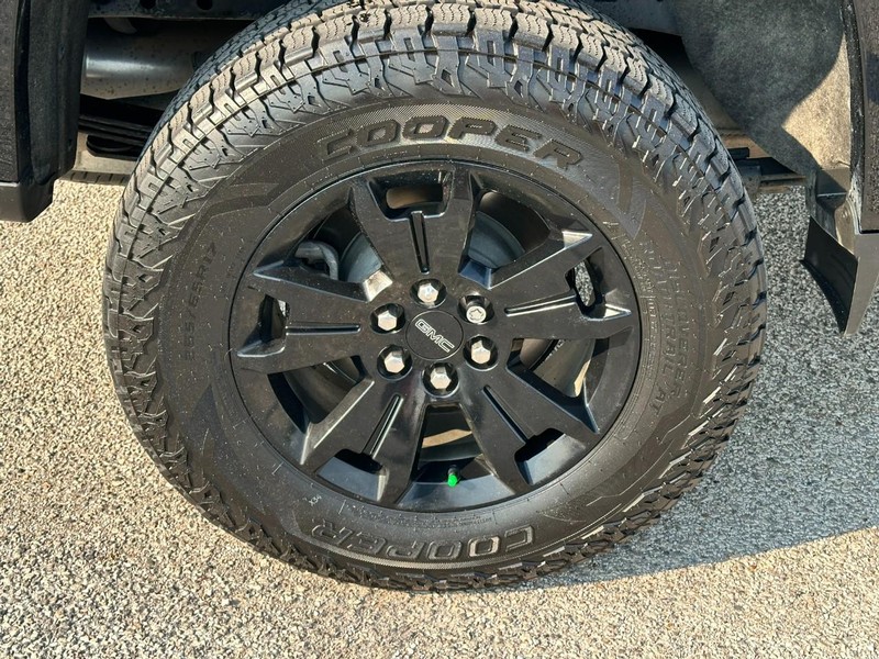 GMC Canyon Vehicle Full-screen Gallery Image 6
