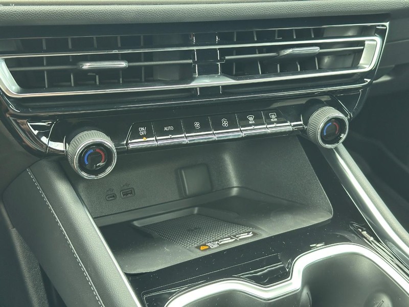 Chevrolet Traverse Vehicle Full-screen Gallery Image 16