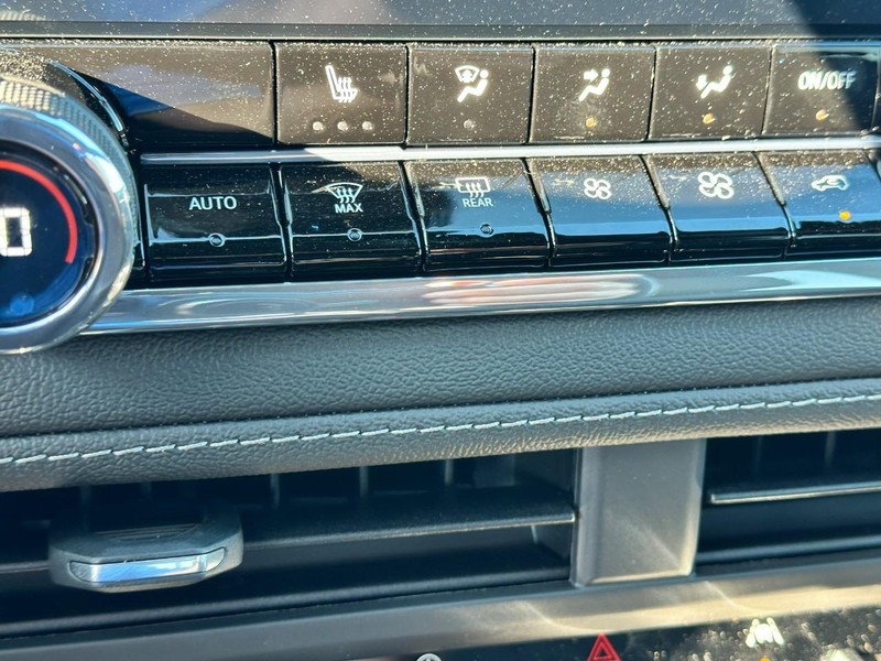 Chevrolet Colorado Vehicle Full-screen Gallery Image 12