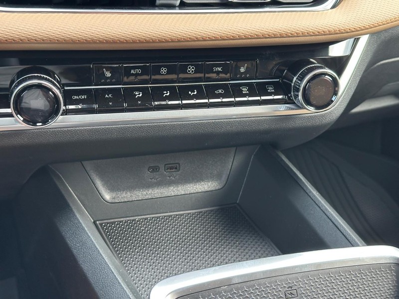 Chevrolet Equinox Vehicle Full-screen Gallery Image 14