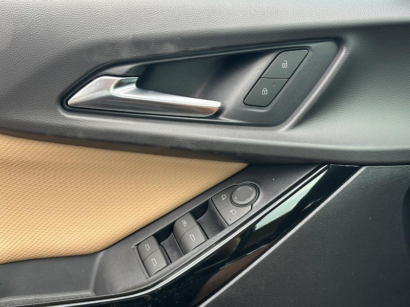 Chevrolet Equinox Vehicle Full-screen Gallery Image 18