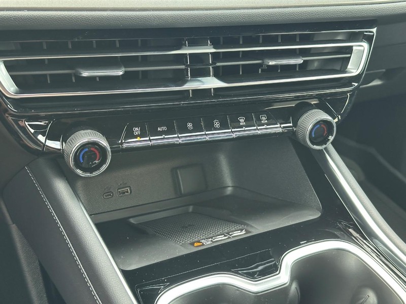 Chevrolet Traverse Vehicle Full-screen Gallery Image 15