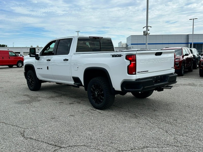 Chevrolet Silverado 2500HD Vehicle Full-screen Gallery Image 3