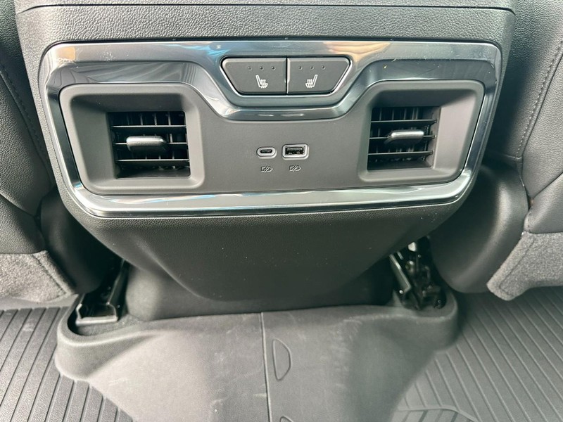 Chevrolet Silverado 2500HD Vehicle Full-screen Gallery Image 5