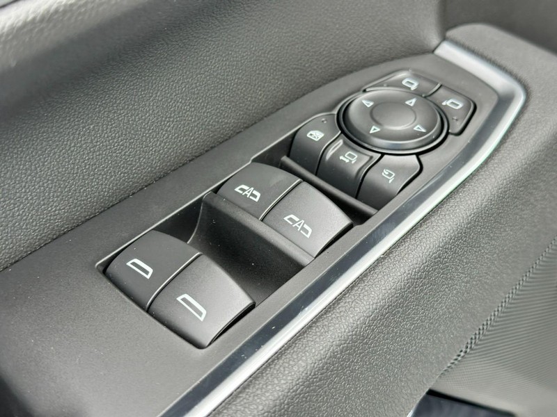 Chevrolet Silverado 2500HD Vehicle Full-screen Gallery Image 10