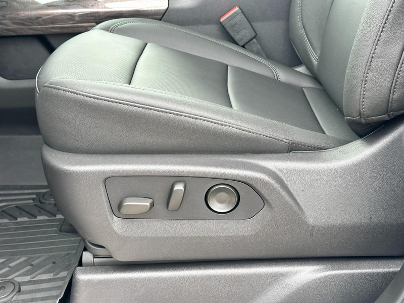 Chevrolet Silverado 2500HD Vehicle Full-screen Gallery Image 12