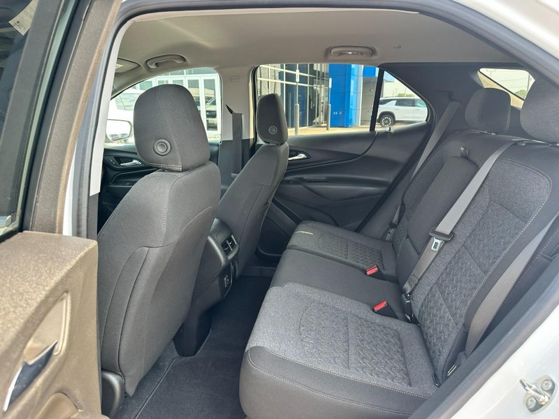 Chevrolet Equinox Vehicle Full-screen Gallery Image 10