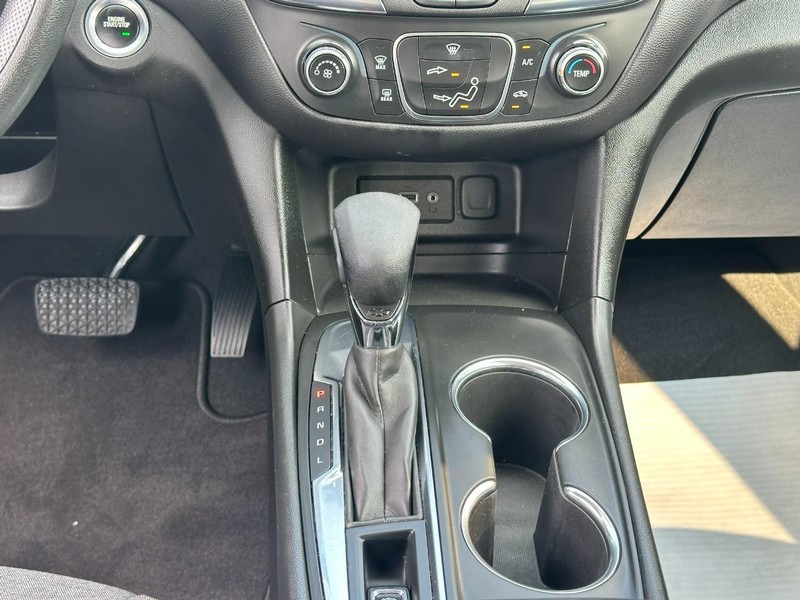 Chevrolet Equinox Vehicle Full-screen Gallery Image 14