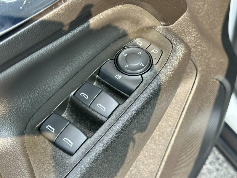 Chevrolet Equinox Vehicle Full-screen Gallery Image 16