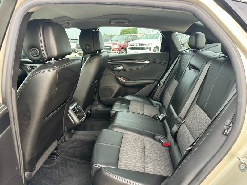 Chevrolet Impala Vehicle Full-screen Gallery Image 9
