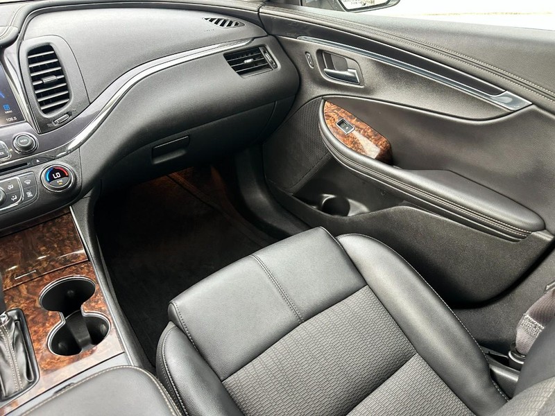 Chevrolet Impala Vehicle Full-screen Gallery Image 14