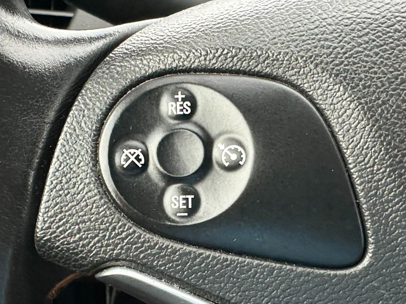 Chevrolet Impala Vehicle Full-screen Gallery Image 17