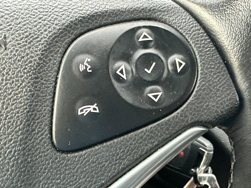 Chevrolet Impala Vehicle Full-screen Gallery Image 18