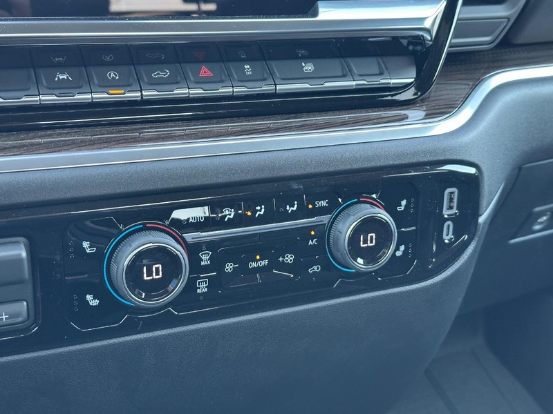 Chevrolet Silverado 1500 Vehicle Full-screen Gallery Image 13
