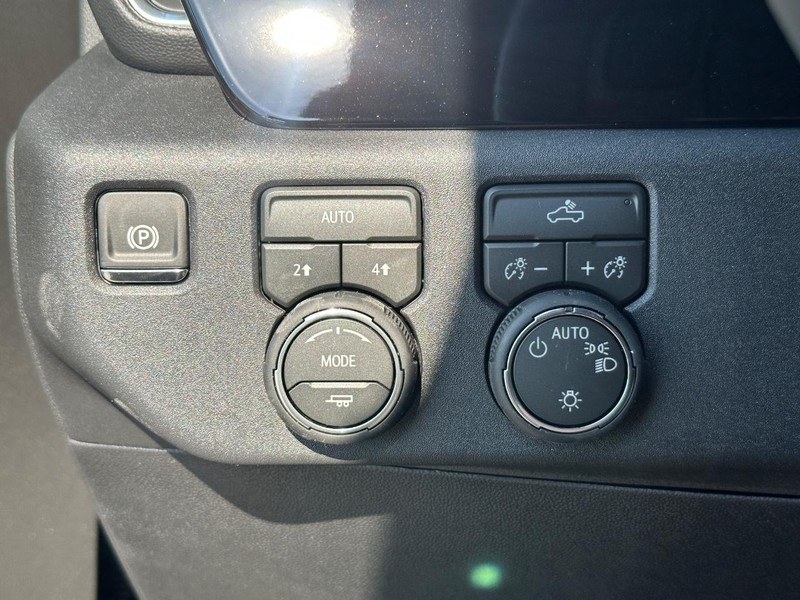 Chevrolet Silverado 1500 Vehicle Full-screen Gallery Image 15