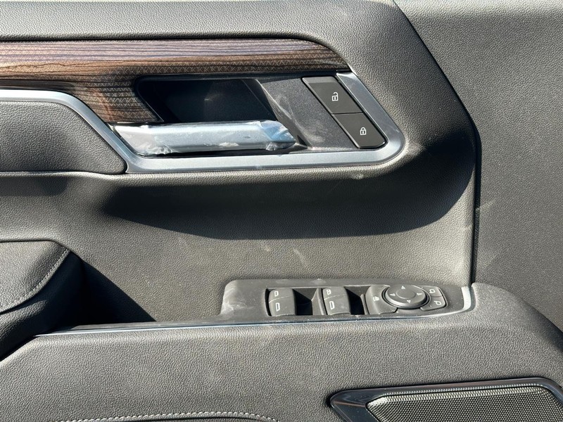 Chevrolet Silverado 1500 Vehicle Full-screen Gallery Image 16