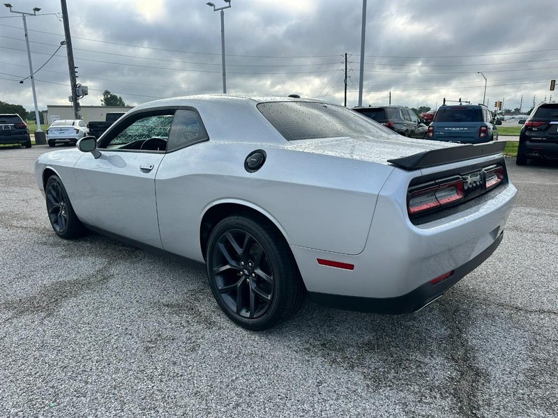 Dodge Challenger Vehicle Full-screen Gallery Image 3
