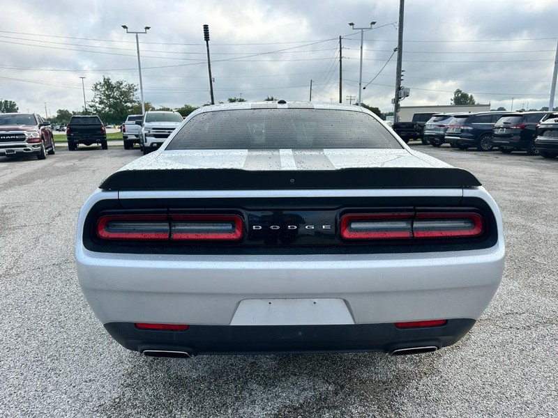 Dodge Challenger Vehicle Full-screen Gallery Image 4