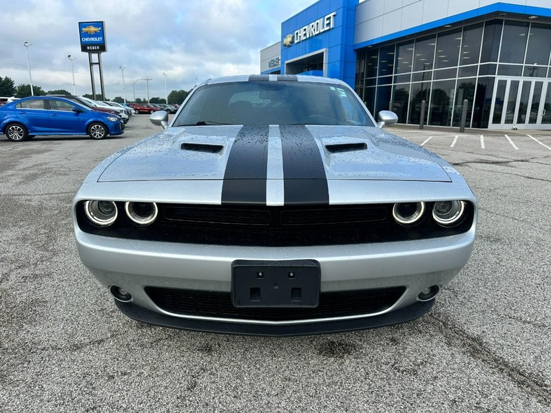 Dodge Challenger Vehicle Full-screen Gallery Image 9