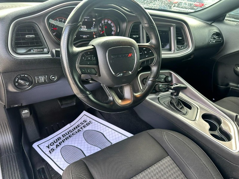 Dodge Challenger Vehicle Full-screen Gallery Image 12