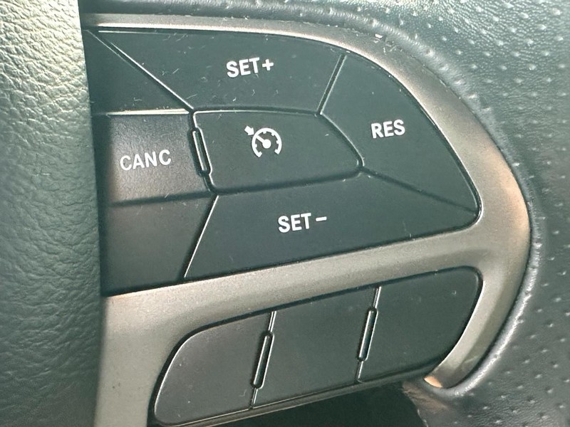 Dodge Challenger Vehicle Full-screen Gallery Image 16