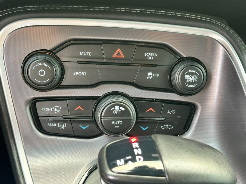 Dodge Challenger Vehicle Full-screen Gallery Image 19