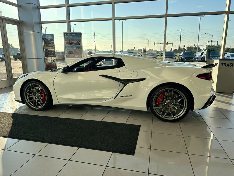 Chevrolet Corvette Vehicle Full-screen Gallery Image 2