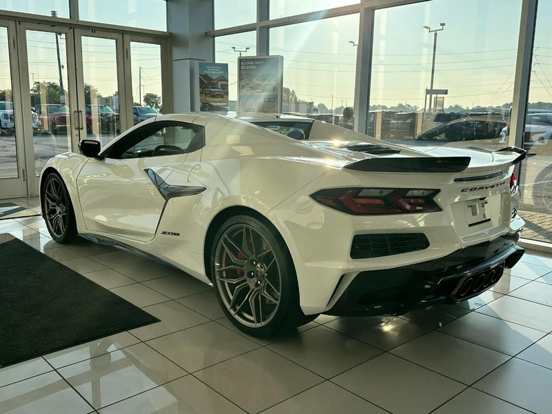 Chevrolet Corvette Vehicle Full-screen Gallery Image 3