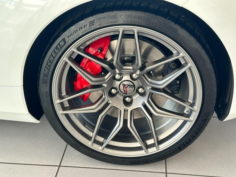 Chevrolet Corvette Vehicle Full-screen Gallery Image 4