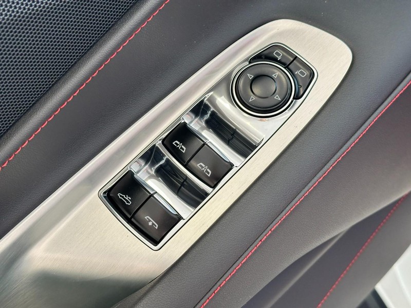 Chevrolet Corvette Vehicle Full-screen Gallery Image 7