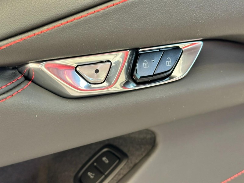 Chevrolet Corvette Vehicle Full-screen Gallery Image 8