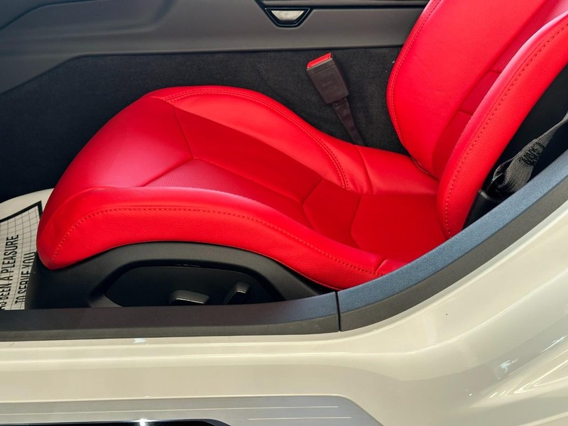 Chevrolet Corvette Vehicle Full-screen Gallery Image 9