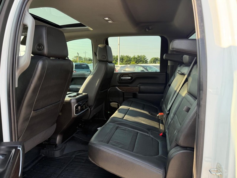 GMC Sierra 3500HD Vehicle Full-screen Gallery Image 11