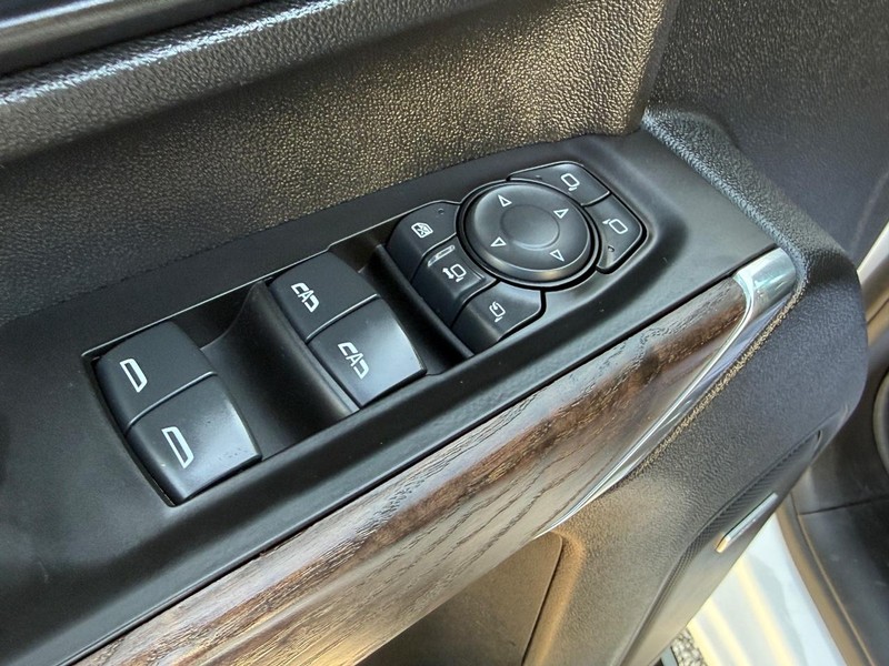 GMC Sierra 3500HD Vehicle Full-screen Gallery Image 17
