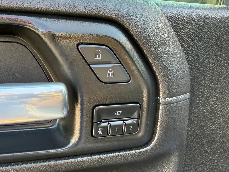 GMC Sierra 3500HD Vehicle Full-screen Gallery Image 18