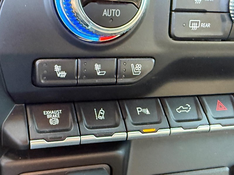 GMC Sierra 3500HD Vehicle Full-screen Gallery Image 26