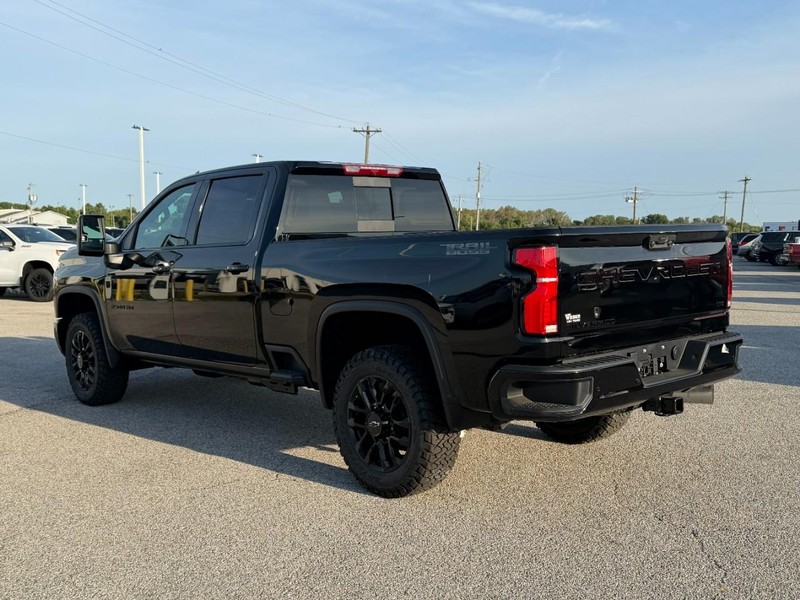 Chevrolet Silverado 2500HD Vehicle Full-screen Gallery Image 3