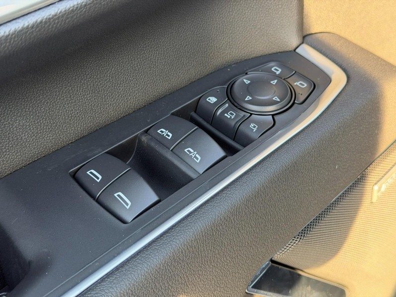 Chevrolet Silverado 2500HD Vehicle Full-screen Gallery Image 9