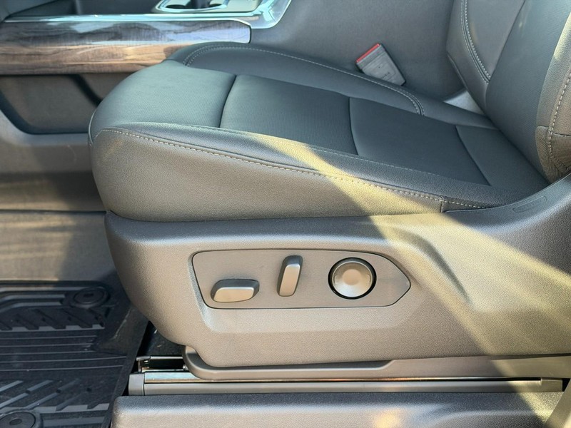 Chevrolet Silverado 2500HD Vehicle Full-screen Gallery Image 11