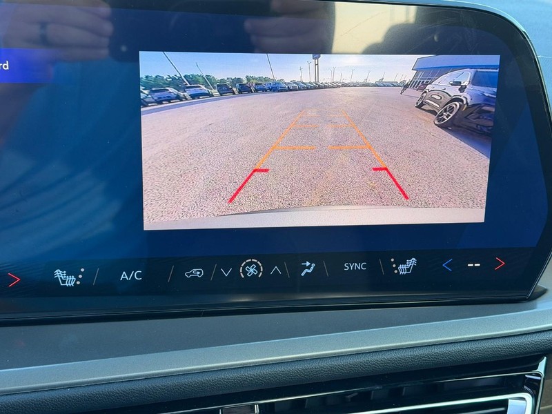 Chevrolet Traverse Vehicle Full-screen Gallery Image 16
