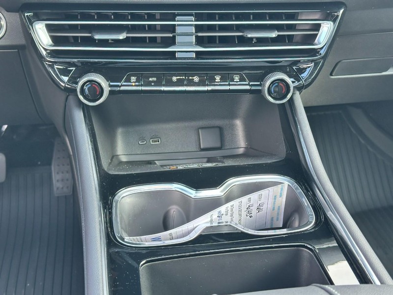 Chevrolet Traverse Vehicle Full-screen Gallery Image 11