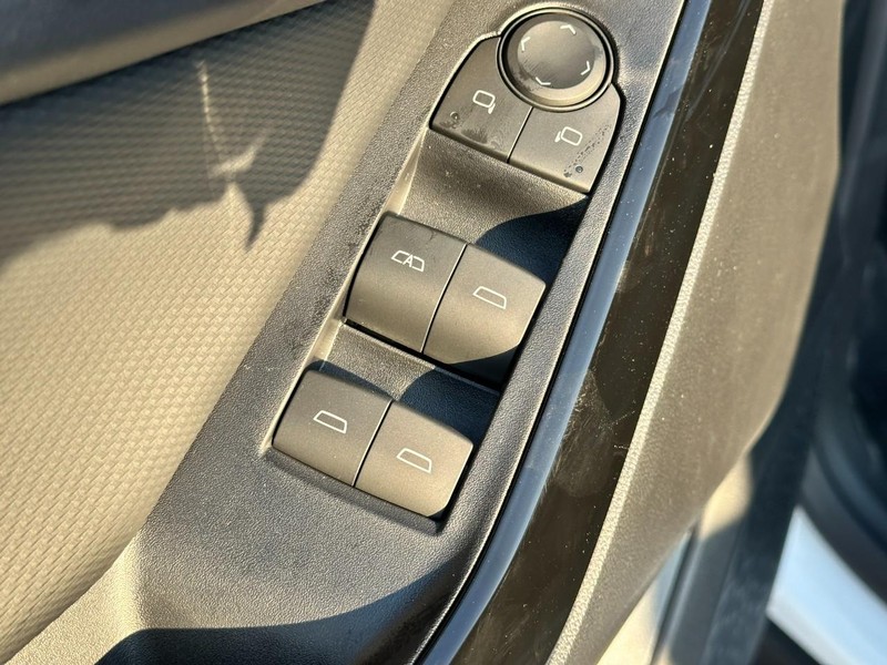 Chevrolet Equinox Vehicle Full-screen Gallery Image 9