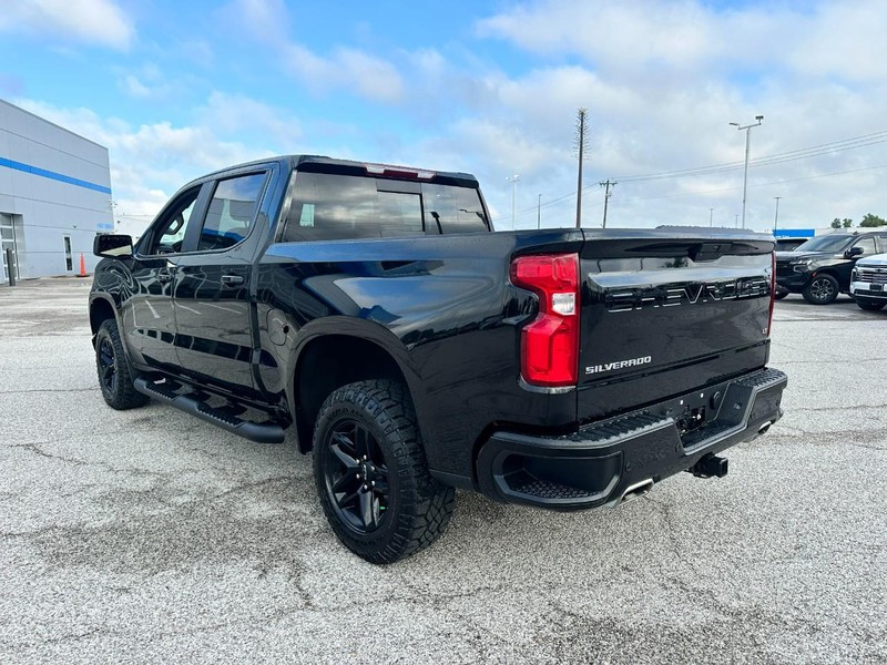Chevrolet Silverado 1500 LTD Vehicle Full-screen Gallery Image 3
