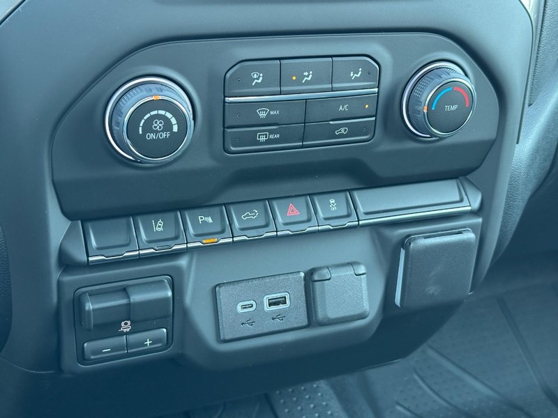 Chevrolet Silverado 2500HD Vehicle Full-screen Gallery Image 12