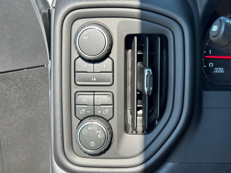 Chevrolet Silverado 2500HD Vehicle Full-screen Gallery Image 15