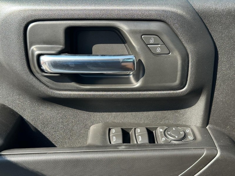 Chevrolet Silverado 2500HD Vehicle Full-screen Gallery Image 16