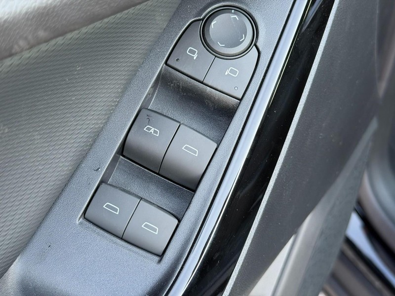Chevrolet Equinox Vehicle Full-screen Gallery Image 9