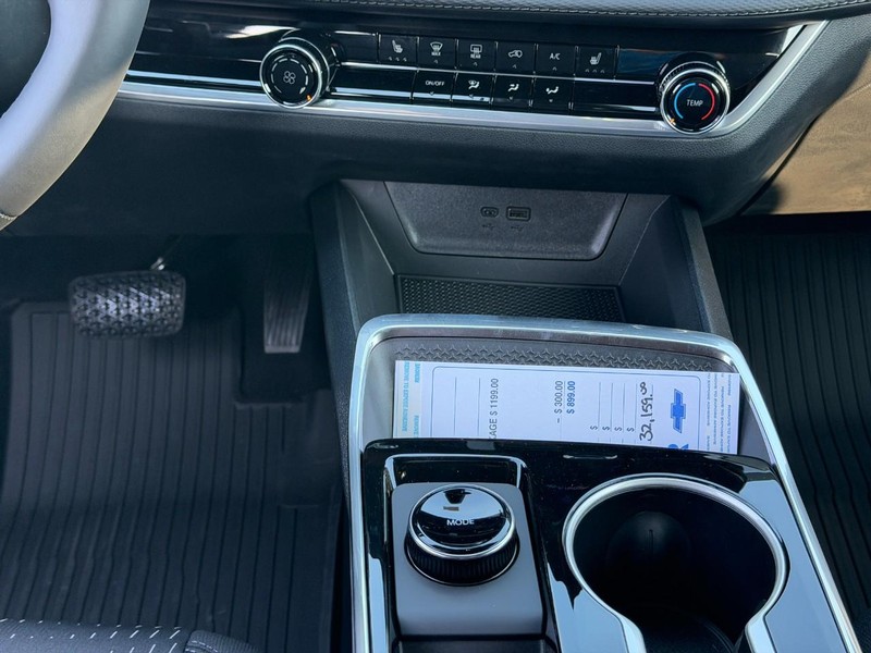 Chevrolet Equinox Vehicle Full-screen Gallery Image 8
