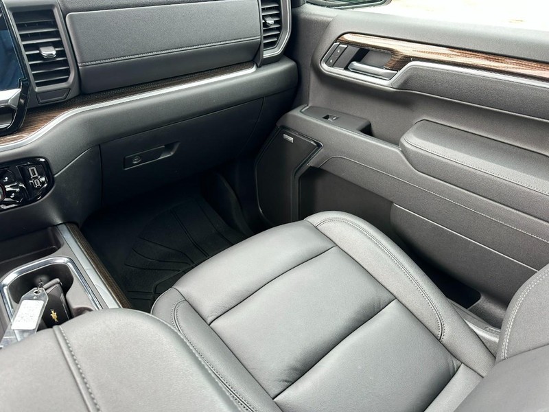 Chevrolet Silverado 1500 Vehicle Full-screen Gallery Image 15
