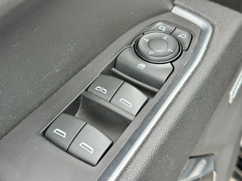 Chevrolet Silverado 1500 Vehicle Full-screen Gallery Image 16